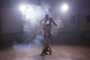 foto baile en tacones pareja